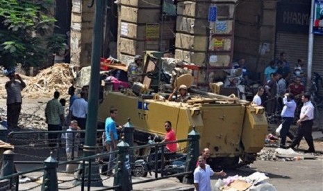 Egyptians Army forces stand guard outside the al-Fatah mosque after hundreds of Islamist protesters barricaded themselves inside the mosque overnight, near Ramses Square in downtown Cairo, Egypt, Saturday, Aug. 17, 2013. 