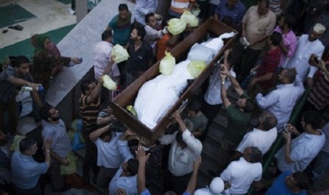 Egyptians carry a coffin with the corpse of a supporter of ousted Egypt's Islamist President Mohammed Mursi in the El-Iman mosque at Nasr City, Cairo, Egypt, Thursday, Aug. 15, 2013. 