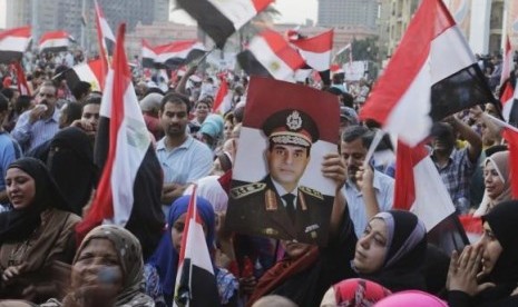 Egyptians chant slogans in Tahrir square as they arrive to celebrate former Egyptian army chief Abdel Fattah al-Sisi's victory in the presidential vote in Cairo, June 3, 2014.