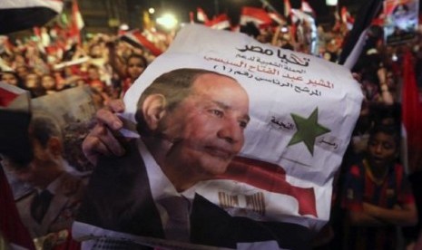 Egyptians gather outside the presidential palace to celebrate former Egyptian army chief Abdel Fattah al-Sisi's victory in the presidential vote in Cairo June 5, 2014. 