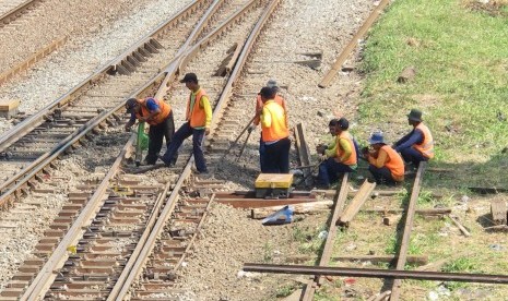 ejumlah pekerja PT KAI melakukan perawatan dan perbaikan rel di daerah Kiaracondong, Kota Bandung, Senin (29/6). (Republika/Edi Yusuf)