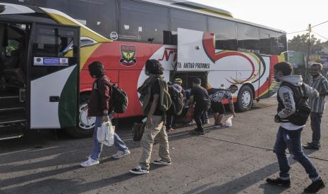 Sejumlah pemudik menaiki bus AKAP (Antar Kota Antar Provinsi) di terminal Bekasi, Jawa Barat.