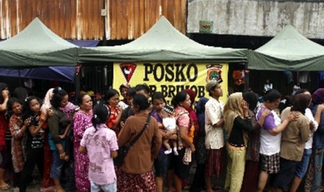 Sejumlah pengungsi korban banjir antre pembagian makanan di posko banjir di Kampung Melayu, Jakarta Timur