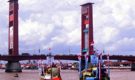 ejumlah perahu hias melintas di tengah Sungai Musi pada perlombaan perahu hias dalam rangka Festival Sriwijaya dan HUT Palembang ke 1325, di Palembang, Selasa (17/6).