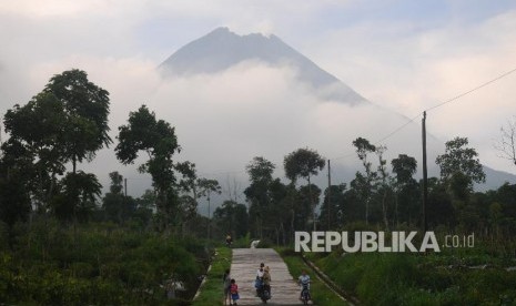 ejumlah warga melintasi jalan pedesaan Tlogomulyo, Tlogolele, Selo, Boyolali, Jawa Tengah.