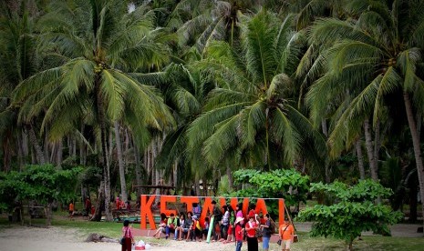 ejumlah wisatawan lokal saat berwisata pulau ke pulau Ketawai yang merupakan bagian dari kabupaten Bangka Tengah, Provinsi Bangka Belitung.