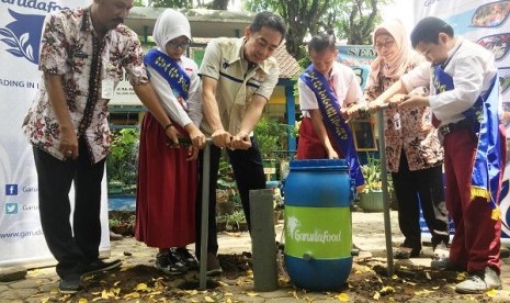 Eka Edhiono Factory Manager GarudaFood (ke-3 dari kiri) didampingi  M. Ikhsan perwakilan Badan Lingkungan Hidup Kabupaten Pati (paling kiri,berbatik coklat) dan Herawati Neko Rahayu Kepala Sekolah SD Pati Lor 1-Jawa Tengah (berkerudung coklat), bersama par