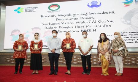 Eka Hospital Group di bawah naungan Sinar Mas bersama DWP Kementerian Kesehatan mewakafkan ribuan kitab suci Alquran.