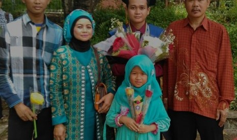 Eka Setiawan bersama orang tua dan adik-adiknya, seusai avcara wisuda S1 IPB University.