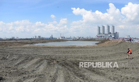 Pekerja berjaga di area proyek reklamasi pulau 