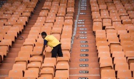 Pekerja memeriksa kondisi bangku sebelum direnovasi di Stadion Si Jalak Harupat, Kabupaten Bandung, Jawa Barat, Jumat (19/1). Stadion Si Jalak Harupat yang berkapasitas 28 ribu penonton tersebut akan direnovasi untuk digunakan sebagai salah satu venue cabang olahraga sepakbola pada perhelatan Asian Games 2018. 