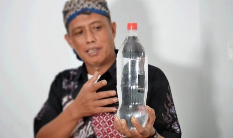 Eko Hari Sutopo saat memperagakan sulap sains episode 'Botol Ajaib''