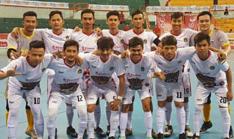 Eko Puji Saputro, pemain BSI FC (baris atas, kedua dari kiri), memperkuat tim inti futsal DKI Jakarta.