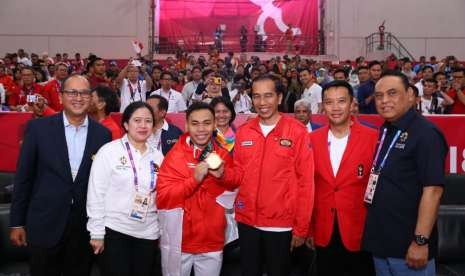  Eko Yuli Triawan menempati posisi pertama di final angkat besi kelas -62 kg, dan meraih medali emas. 