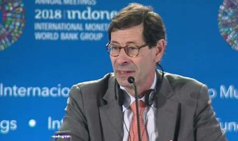  Ekonom sekaligus Direktur Departemen Penelitian IMF, Maurice Obstfeld menyampaikan paparan World Economic Outlook 2018-2019 di Medan Room, Hotel Westin, Nusa Dua, Bali.