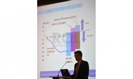 Ekonom Utama perwakilan Bank Dunia, Jim Brumby memberikan paparan terkait pertumbuhan ekonomi Indonesia, Jakarta, Selasa (18/3).