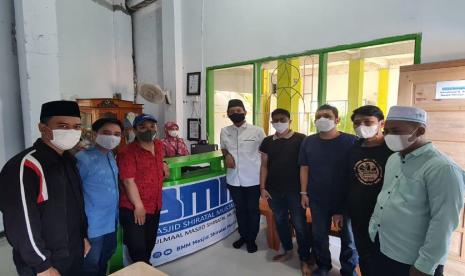 Ekonomi Masjid: Komisaris Independen Bank Syariah Indonesia (BSI), Arief Rosyid Hasan (kemeja putih masker hitam), berkunjung ke Masjid Shiratal Mustaqim Makassar, Senin (26/04).