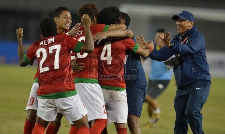 Ekpresi kegembiraan pemain timnas Indonesia usai mengalahkan Malaysia pada babak semifinal sepakbola Sea Games ke-27 di Naypyidaw, Myanmar, Kamis (19/2). (Republika/Edwin Dwi Putranto)