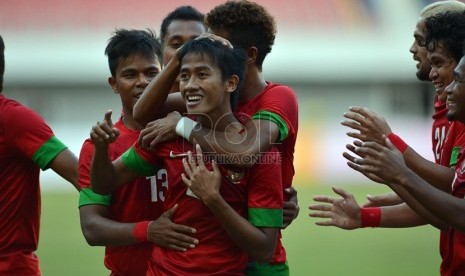 Ekpresi kegembiraan pemain timnas Indonesia usai mengalahkan Malaysia pada babak semifinal sepakbola Sea Games ke-27 di Naypyidaw, Myanmar, Kamis (19/2). (Republika/Edwin Dwi Putranto)