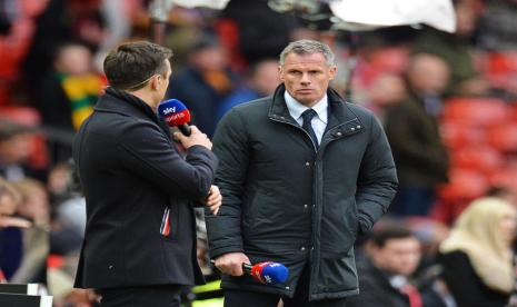 Eks bek Liverpool yang menjadi pundit Sky Sports Jamie Carragher (kanan) mengomentari krisis di Tottenham Hotspur.