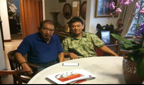 Eks Komandan ke-6 Kopassus, Jenderal (Purn) Widjojo Soejono bersama wartawan senior Republika Selamat Ginting.