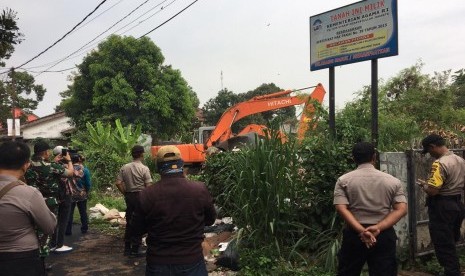 Eksekusi lahan di perumahan Puri Intan RT 04 RW 17, Ciputat Timur, Kota Tangerang Selatan (Tangsel) oleh UIN Jakarta, Kamis (12/12).