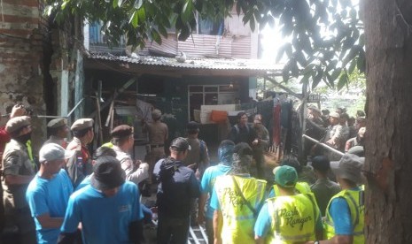 Eksekusi rumah di RW 11, Kelurahan Tamansari, Kecamatan Bandung Wetan oleh Satpol PP Kota Bandung dilakukan, Kamis (12/12). Petugas sempat mendapatkan perlawanan dari warga setempat. 