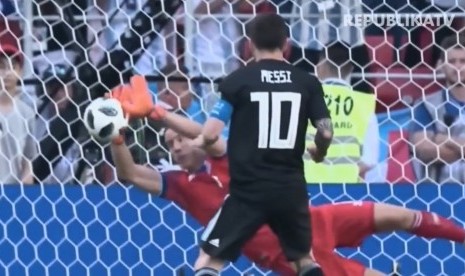 Eksekusi tendangan penalti Messi berhasil dimentahkan kiper Islandia di pertandingan penyisihan Grup D, Pila Dunia 2018, Rusia