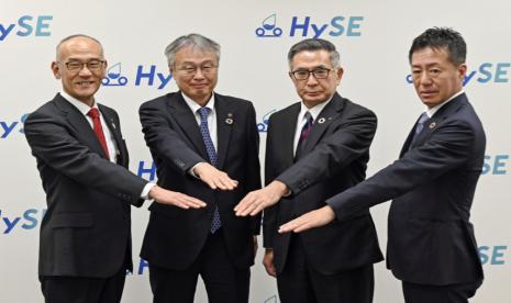 Eksekutif Kawasaki Motors Co., Suzuki Motor Corp, Honda Motor Co, dan Yamaha Motor Co. berpose untuk foto  di Tokyo, Rabu (17/5/2023) setelah melakukan jumpa pers terkait sepeda motor berbahan bakar nitrogen.