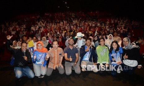  Eksekutif Produser Film Iqro Imam Khoirul Basri (ketiga kiri), Sutradara FIlm Iqro Iqbal Alfajri (keempat kanan), bersama para pemain film Iqro berfoto bersama sebelum nonton bareng film Iqro di XXI Epicentrum, Kuningan, Jakarta, Ahad (29/1).