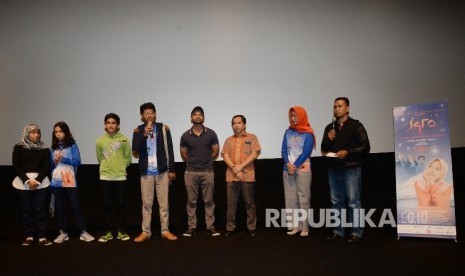 Eksekutif Produser Film Iqro Imam Khoirul Basri (ketiga kanan), Sutradara FIlm Iqro Iqbal Alfajri (keempat kiri), bersama para pemain film Iqro sebelum nonton bareng film Iqro di XXI Epicentrum, Kuningan, Jakarta, Ahad (29/1).