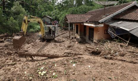 Ekskavator digunakan untuk melakukan proses pencarian korban yang tertimbun tanah longsor di Banyumas, Jateng. (ilustrasi) 