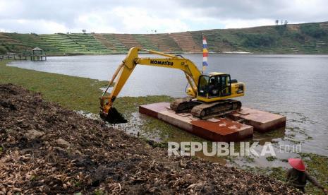 Ekskavator mengeruk Enceng Gondok saat dilakukan normalisasi telaga Merdada kawasan dataran tinggi Dieng, Karang Tengah, Batur, Banjarnegara, Jateng, Sabtu (14/8/2021). Pemkab Banjarnegara berencana menjadikan telaga Merdada sebagai salah satu tujuan wisata di dataran tinggi Dieng yang ramah lingkungan dan bebas sampah. 