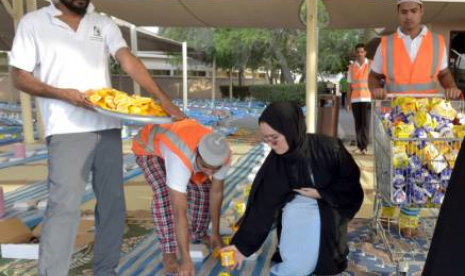 Ekspatriat Turki mendedikasikan waktunya untuk membantu orang-orang berbuka puasa di masjid.