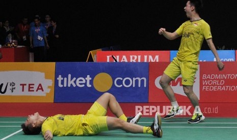 Ekspersi ganda putra Indonesia Marcus Fernaldi Gideon dan Kevin Sanjaya Sukamuljo saat melawan Li Junhui dan Liu Yuchen dalam babak final Daihatsu Indonesia Master 2018 di Istora Senayan, Jakarta, Ahad (28/1). Dalam pertandingan itu Kevin/Marcus menang dengan skor 11-21, 21-10, 21-16 sekaligus keluar sebagai juara.