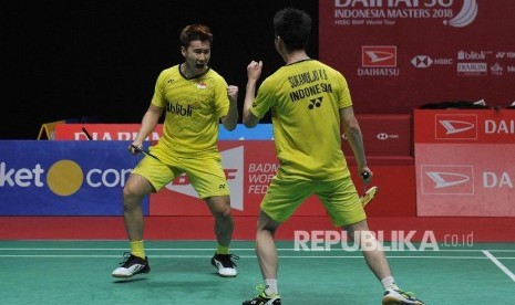 Ekspersi ganda putra Indonesia Marcus Fernaldi Gideon dan Kevin Sanjaya Sukamuljo saat melawan Li Junhui dan Liu Yuchen dalam babak final Daihatsu Indonesia Master 2018 di Istora Senayan, Jakarta, Ahad (28/1). Dalam pertandingan itu Kevin/Marcus menang dengan skor 11-21, 21-10, 21-16 sekaligus keluar sebagai juara.