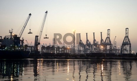 Ekspor Semester Pertama. Aktifitas bongkar muat peti kemas saat pagi di Jakarta International Container Terminal, Pelabuhan Tanjung Priok, Jakarta, Jumat (24/7).