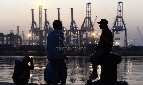 Ekspor Semester Pertama. Aktivitas bongkar muat peti kemas saat pagi di Jakarta International Container Terminal, Pelabuhan Tanjung Priok, Jakarta, Jumat (24/7).