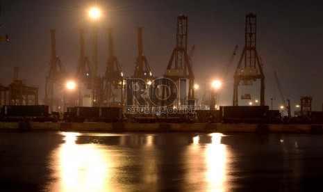 Ekspor Semester Pertama. Aktifitas bongkar muat peti kemas saat pagi di Jakarta International Container Terminal, Pelabuhan Tanjung Priok, Jakarta, Jumat (24/7).