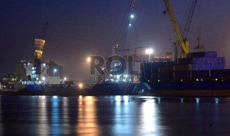 Ekspor Semester Pertama. Aktifitas bongkar muat peti kemas saat pagi di Jakarta International Container Terminal, Pelabuhan Tanjung Priok, Jakarta, Jumat (24/7).