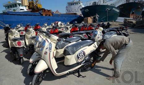 Ekspor Sepeda Motor: Pekerja memoles ban sepeda motor sebelum diangkut ke kapal di Pelabuhan Sunda Kelapa, Jakarta, Senin (22/12). 