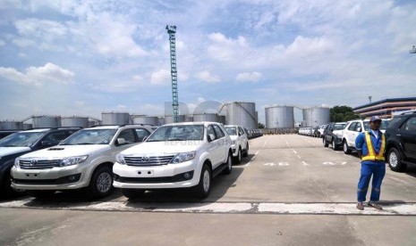 Ekspor Toyota. Sejumlah mobil produksi Toyota parkir di Tanjung Priok Car Terminal sebelum pengiriman, Jakarta, Senin (7/4). 