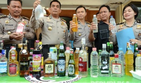 Ekspos Berbagai minuman beralkohol (minol) hasil razia di Polsek Sukajadi, Kota Bandung, beberapa waktu lalu. 