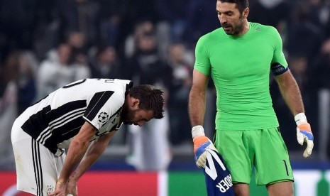 Ekspresi Andrea Barzagli (kiri) dan Gianluigi Buffon setelah Juventus ditahan imbang Olympique Lyon 1-1.