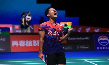 Ekspresi Anthony Sinisuka Ginting setelah mengalahkan Shi Yu Qi dan lolos ke perempat final Kejuaraan Dunia 2022.