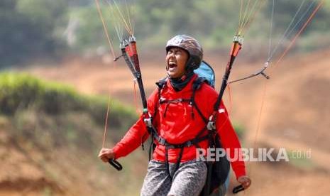 Ekspresi atlet paralayang Indonesia Jafro Megawanto, setelah berhasil meraih medali emas untuk nomor ketepatan mendarat perseorangan putra, Asian Games 2018 di Cisarua, Puncak, Bogor, Jawa Barat, Kamis (23/8).