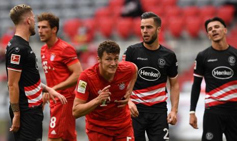 Ekspresi bek Bayern Munchen Benjamin Pavard (tengah) usai menjebol gawang Fortuna Dusseldorf.