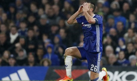 Ekspresi bek Chelsea John Terry usai mendapatkan kartu merah.