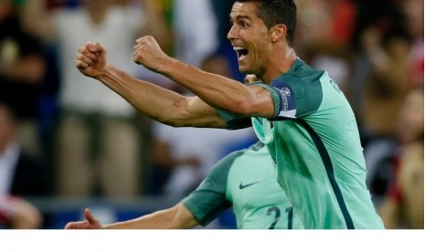 Ekspresi Cristiano Ronaldo usai bola tendangannya diteruskan Nani menjadi gol.