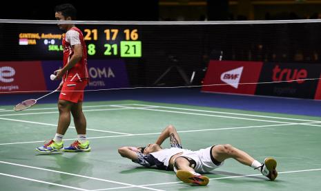 Ekspresi dari pebulu tangkis tunggal putra India Lakshya Sen (bawah) usai mengalahkan pebulu tangkis tunggal putra Indonesia Anthony Sinisuka Ginting dalam pertandingan babak final Piala Thomas 2022 di Impact Arena, Bangkok, Thailand, Ahad (15/5/2022). Lakshya Sen kalahkan Ginting dengan skor 8-21, 21-17, dan 21-16.